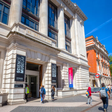 (alt="The entrance to the Science Museum in London")